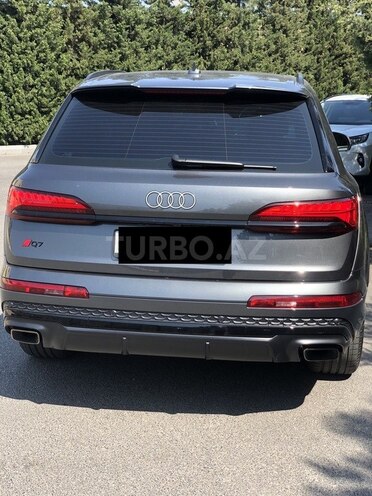 Audi Q7-5
