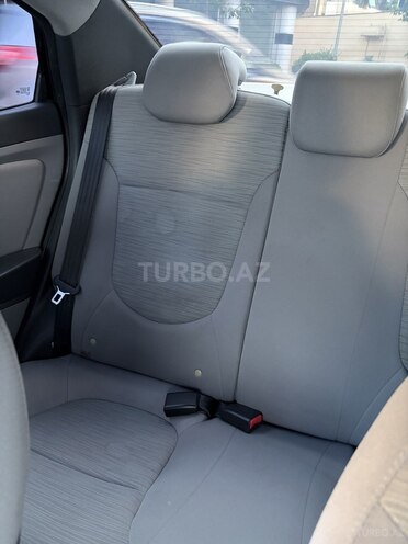 Hyundai Accent-12