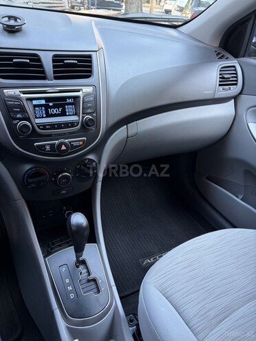 Hyundai Accent-14