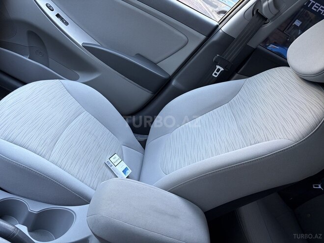 Hyundai Accent-11
