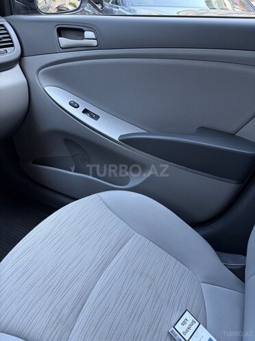 Hyundai Accent-15