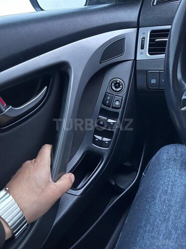 Hyundai Elantra-14