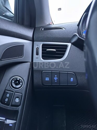 Hyundai Elantra-12