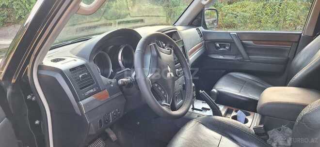 Mitsubishi Pajero-6
