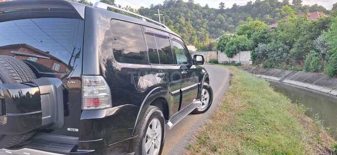 Mitsubishi Pajero-10