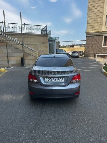 Hyundai Accent-13