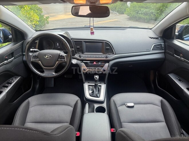 Hyundai Elantra-17