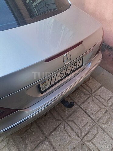 Mercedes E 200-11