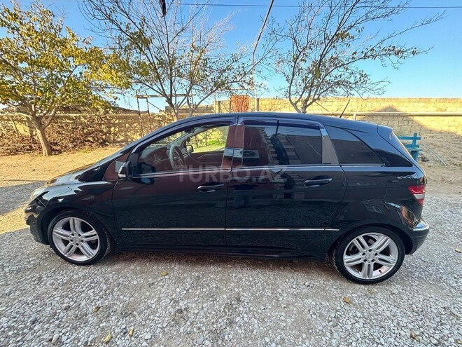 Mercedes B 180-7