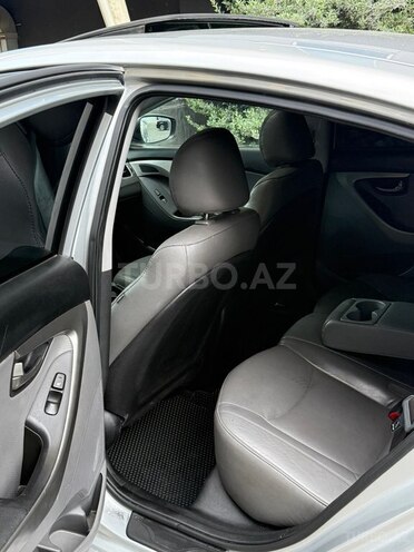 Hyundai Elantra-15