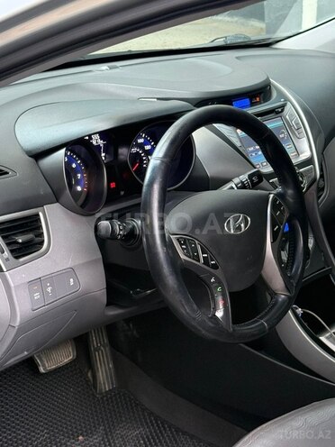 Hyundai Elantra-11