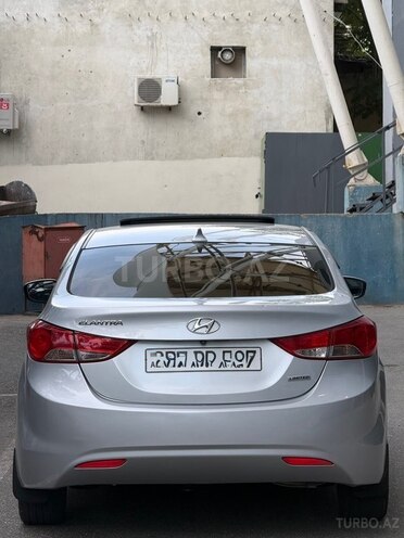 Hyundai Elantra-4