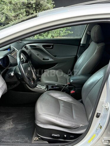 Hyundai Elantra-12