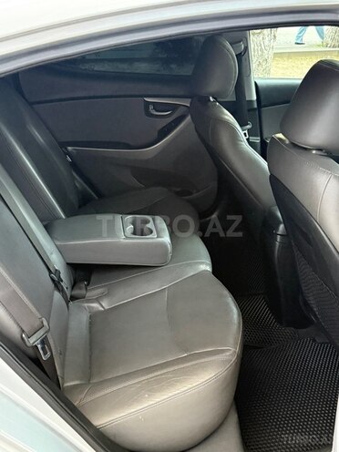 Hyundai Elantra-16