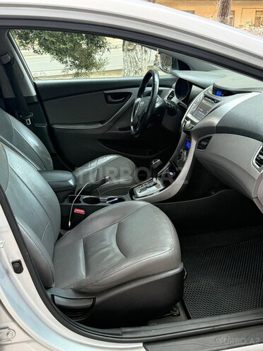 Hyundai Elantra-14