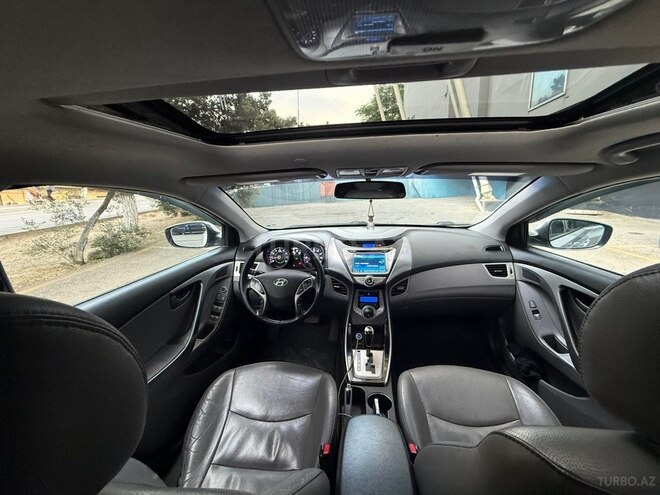 Hyundai Elantra-13