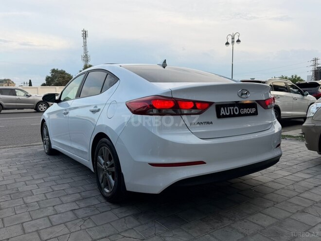 Hyundai Elantra-8