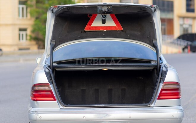 Mercedes E 270-9