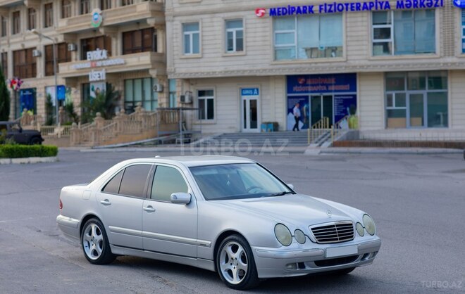 Mercedes E 270-3