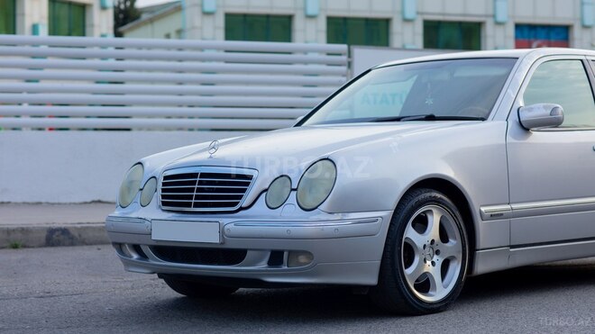 Mercedes E 270-8