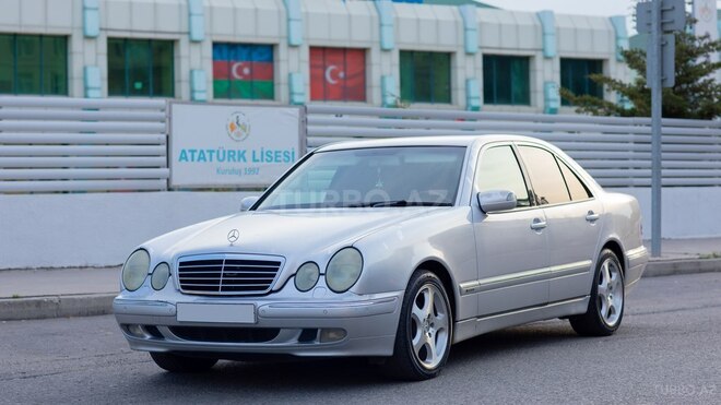 Mercedes E 270-1