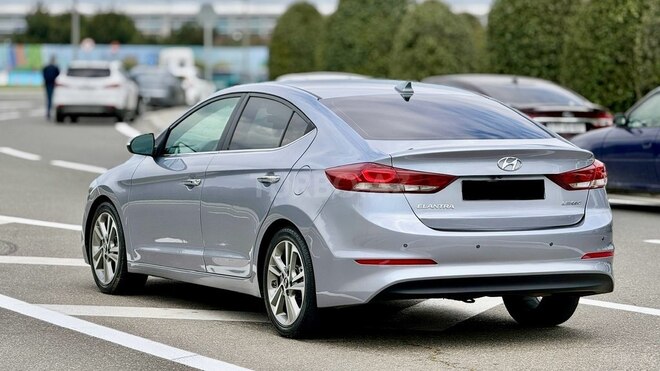 Hyundai Elantra-13