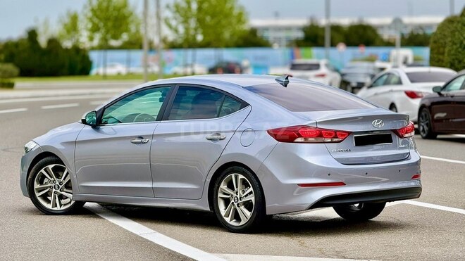 Hyundai Elantra-12