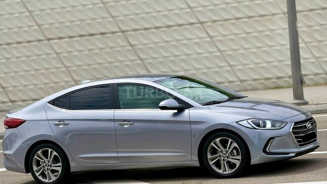 Hyundai Elantra-11