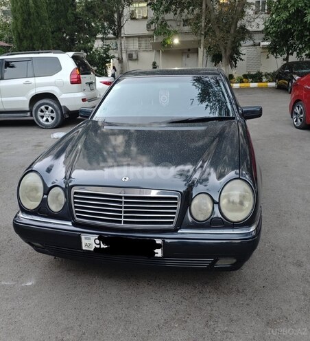 Mercedes E 240-1