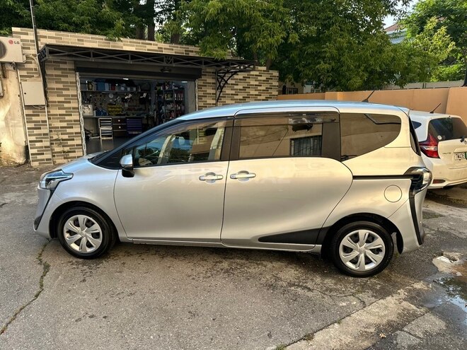 Toyota Sienta-4