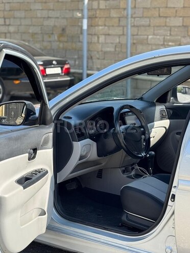 Hyundai Accent-13