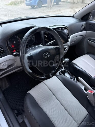 Hyundai Accent-12