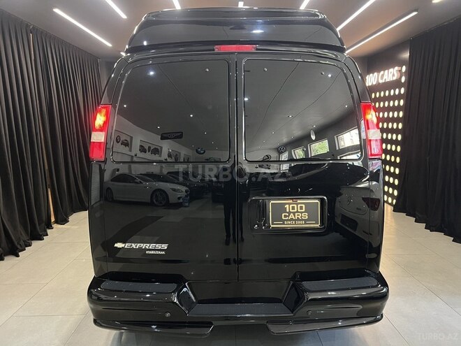 Chevrolet Express-5