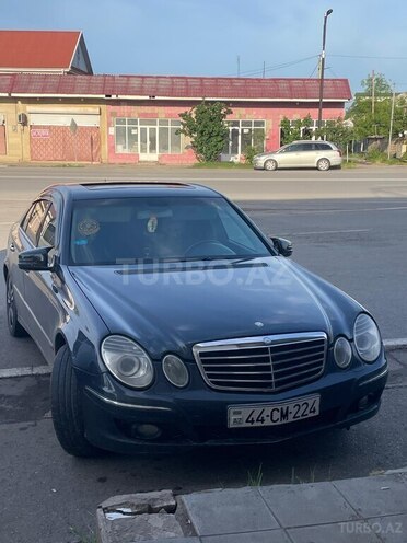 Mercedes E 270-1