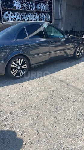 Mercedes E 270-9