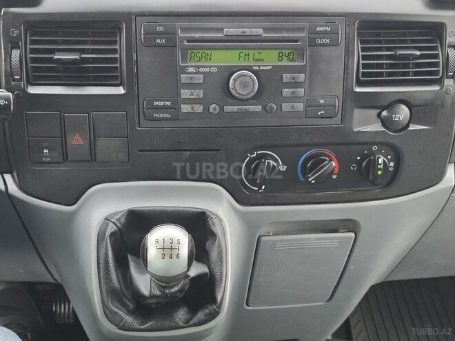 Ford Transit-13