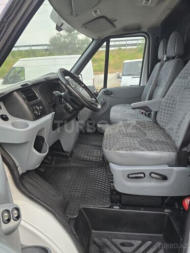 Ford Transit-17