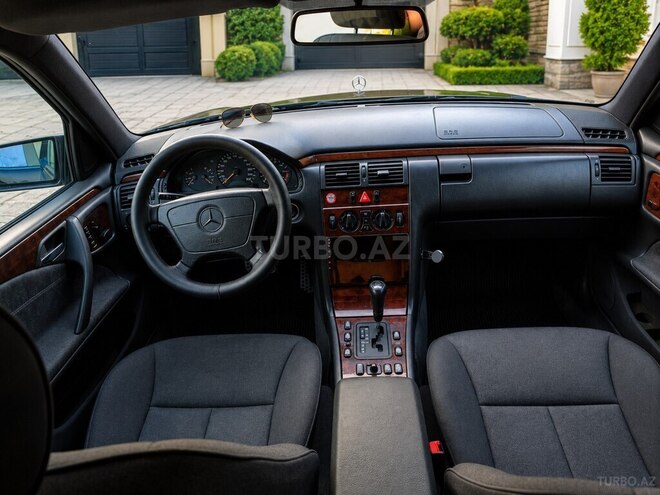 Mercedes E 240-3