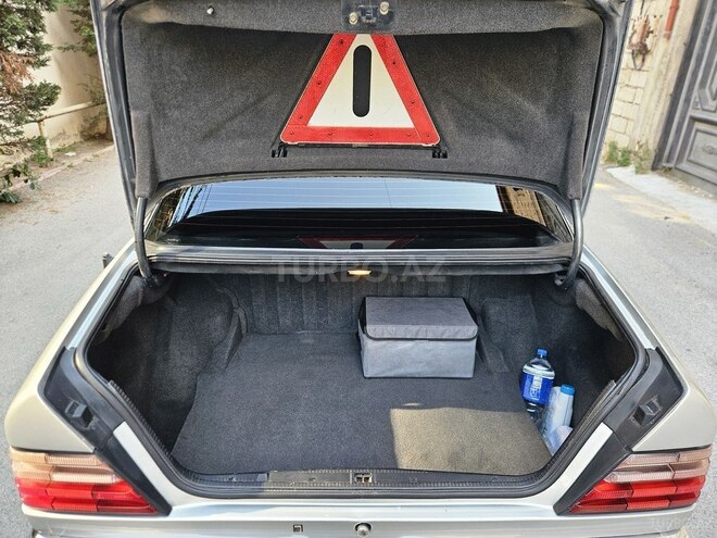 Mercedes E 220-11