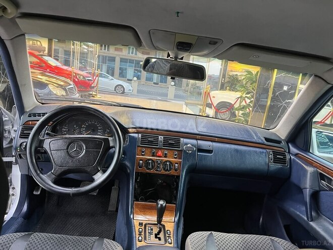 Mercedes E 220 d-3