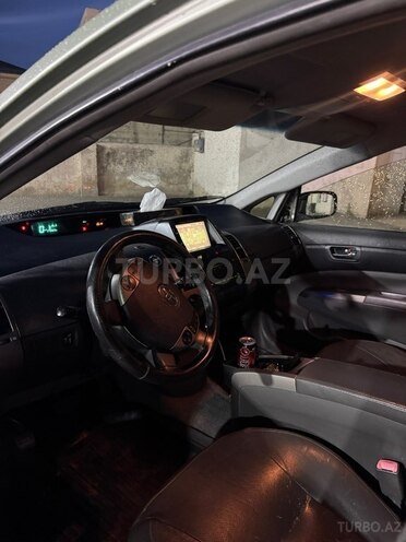 Toyota Prius-12