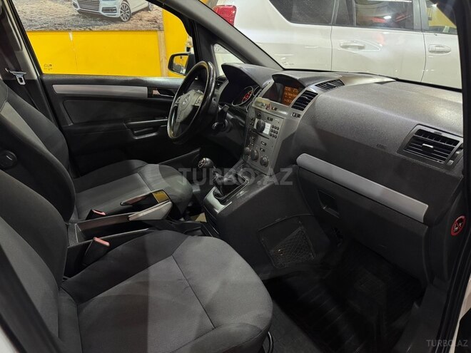 Opel Zafira-9