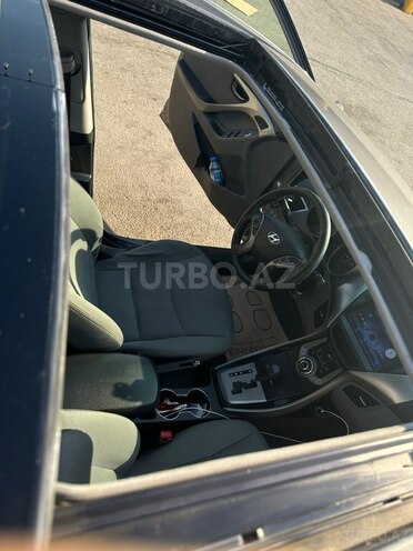 Hyundai Elantra-11