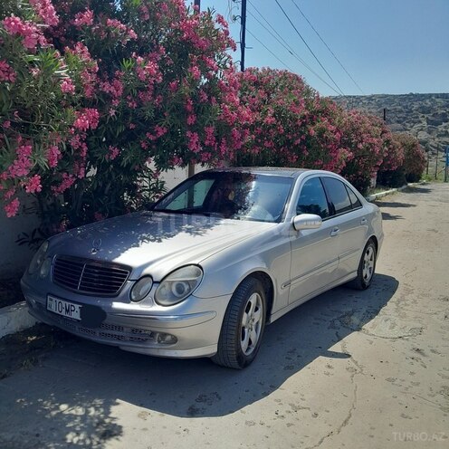 Mercedes E 270-1