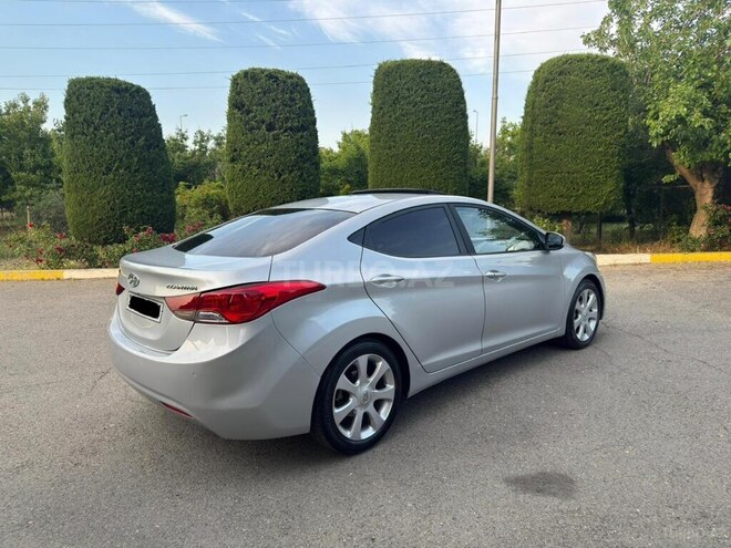 Hyundai Elantra-4