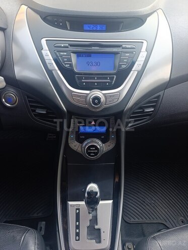 Hyundai Elantra-11