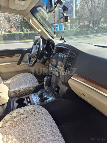 Mitsubishi Pajero-4