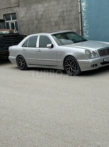Mercedes E 240-2