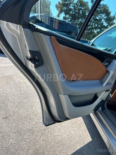 Mercedes E 240-10