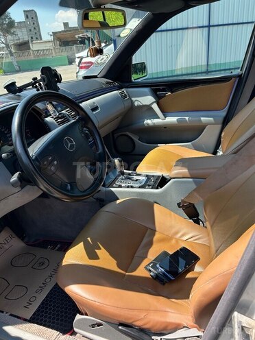 Mercedes E 240-11